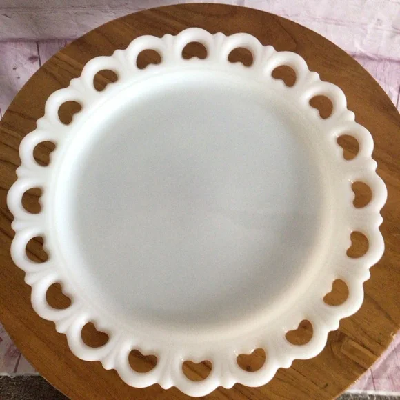 Vintage White Milk Glass Heart Trim Round Cake Plate Platter - Picture 3 of 5